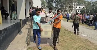 নরসিংদীতে ৫ আসনের ভোট কেন্দ্রে যাচ্ছে নির্বাচনি সরঞ্জাম